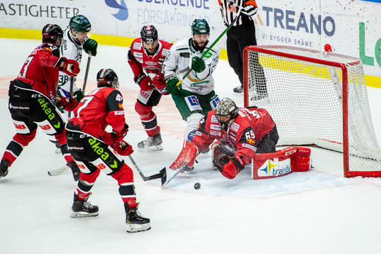 Färjestads Jesse Virtanen oroar framför Malmö Redhawks