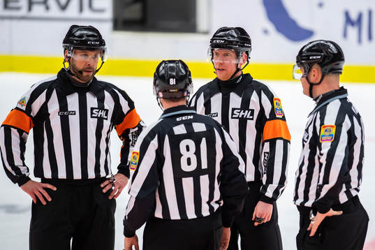 Domare Marcus Linde, Domare Mikael Holm Linjedomare Anders