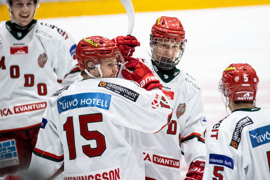 Modos Filip Sveningsson jublar med lagkamrater