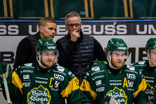 Björklövens assisterande tränare Robert Lahti och