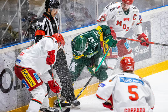 Modos Kalle Jellvert och Björklövens Alex Hutchings i