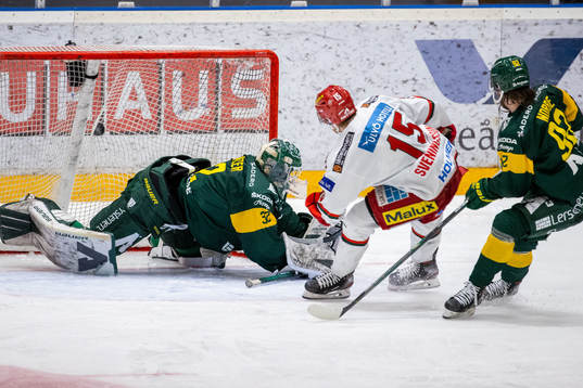 Modos Filip Sveningsson och   Björklövens målvakt Isak