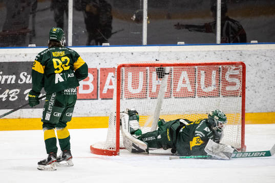 Björklövens Daniel Norbe och målvakt Isak Mantler