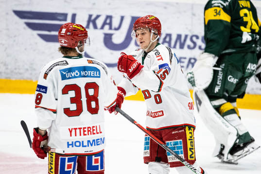 Modos Filip Sveningsson (h) jublar