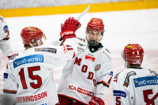 Modos Filip Sveningsson (v) jublar med William Strömgren