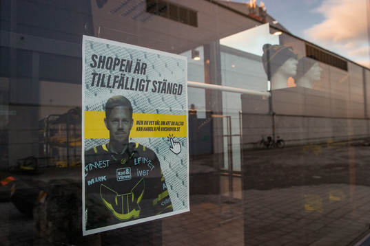 En lapp uppsatt vid Västerås supportershop
