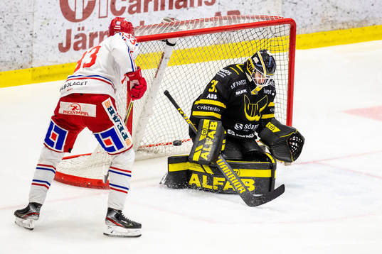 Timrås Albin Lundin gör 0-1 bakom Västerås målvakt
