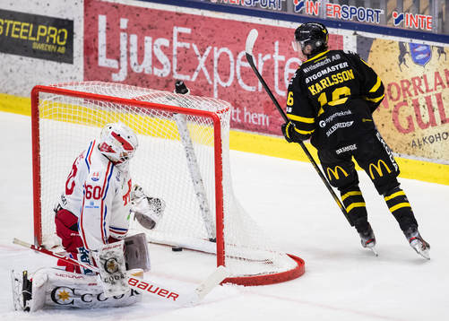 Timrås målvakt Adam Ohre deppar