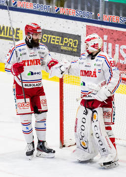Timrås Per Svensson och målvakt Adam Ohre jublar