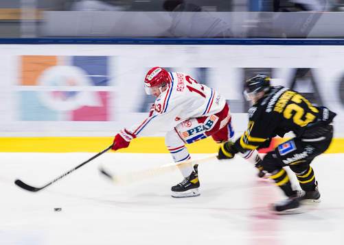 Timrås Hugo Reinhardt jagas av Västerås Sebastian Benker