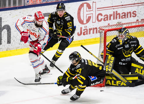 Timrås Per Svensson uppvaktas av Västerås Anthon