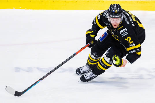 Västerås Fredrik Johansson plockar upp en handske