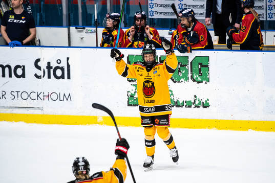 Luleås Johanna Olofsson jublar