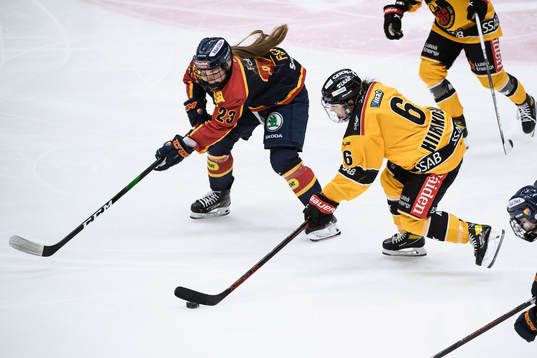 Djurgårdens Mathea Fischer och Luleås Jenni Hiirikoski