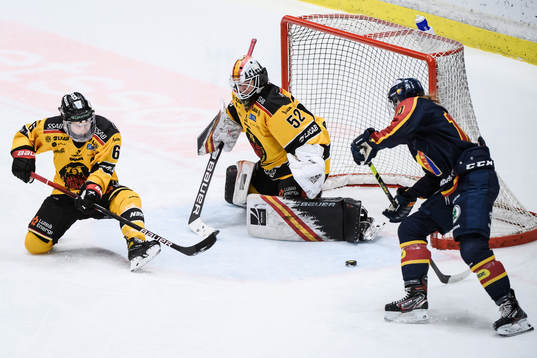 Luleås målvakt Sara Grahn ser pucken glida förbi