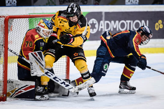 Luleås Petra Nieminen åker in i Djurgårdens målvakt