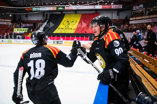 Brynäs Anton Rödin jublar med lagkamrater