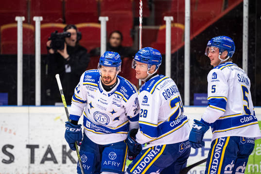 Leksands Mattias Göransson jublar med lagkamrater