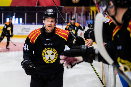 Brynäs Nicklas Danielsson jublar