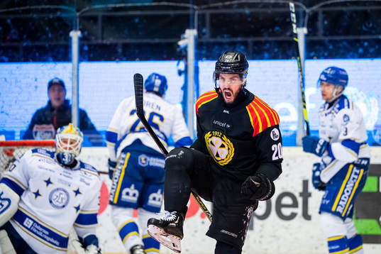 Brynäs Oula Palve jublar