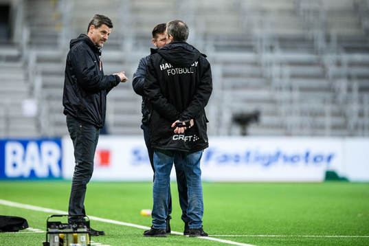 s säkerhetsansvarige Henrik Koch i diskussion med