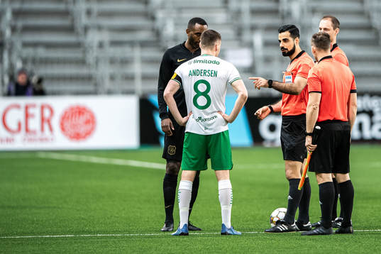 s Henok Goitom och Hammarbys Jeppe Andersen vid