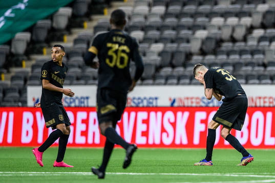 s Mikael Lustig tar sig för ansiktet