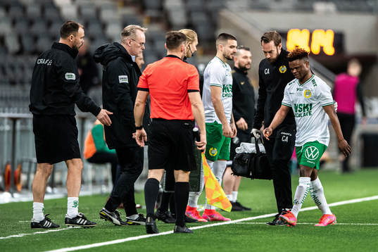 Hammarbys Akinkunmi Amoo lämnar planunder fotbollsmatchen