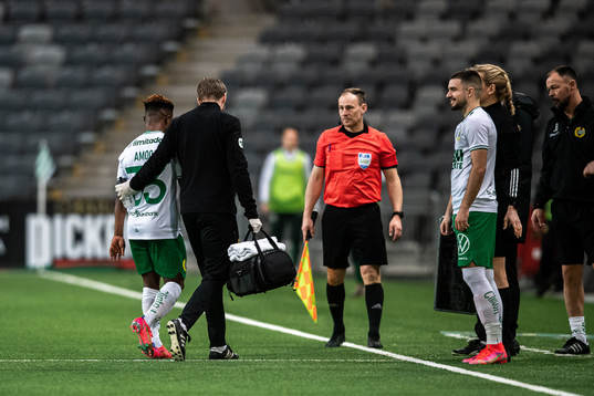 Hammarbys Akinkunmi Amoo lämnar planunder fotbollsmatchen