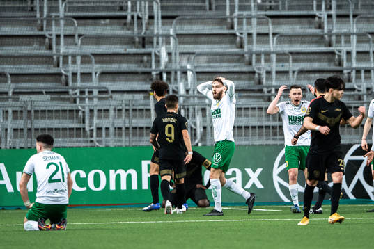 Hammarbys Simon Sandberg och Jeppe Andersen reagerar mot