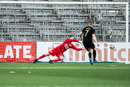 s Sebastian Larsson gör 2-2 bakom Hammarbys målvakt David