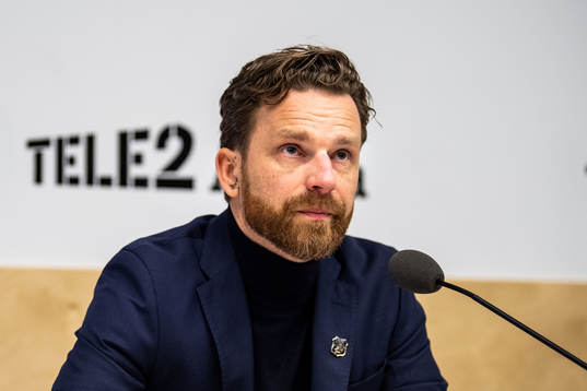 s tränare Bartosz Grzelak vid en presskonferens