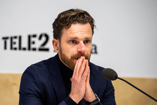 s tränare Bartosz Grzelak vid en presskonferens