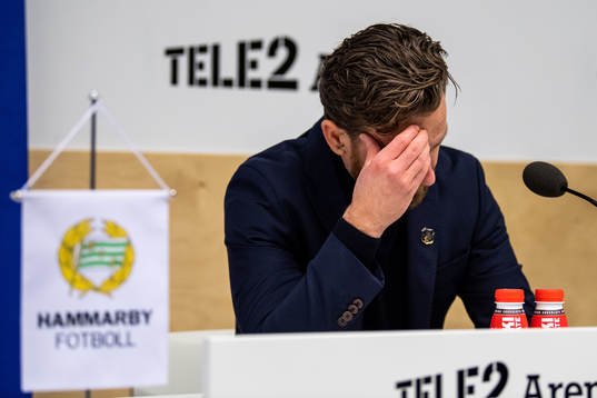 s tränare Bartosz Grzelak deppar vid en presskonferens