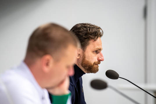 s tränare Bartosz Grzelak vid en presskonferens