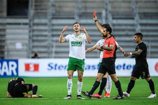 Hammarbys Richard Magyar visas ett rött kort av domare