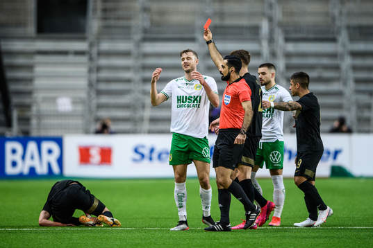 Hammarbys Richard Magyar visas ett rött kort av domare