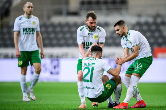 Hammarbys Astrit Selmani får hjälp att resa sig av Simon