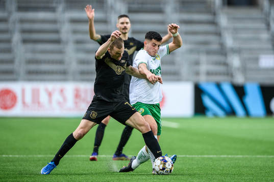 s Sebastian Larsson och Hammarbys Astrit Selmani