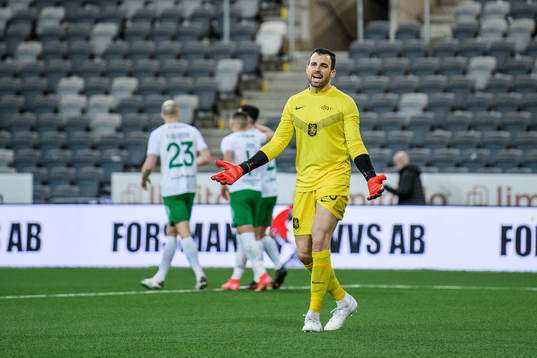 s målvakt Budimir Janošević deppar