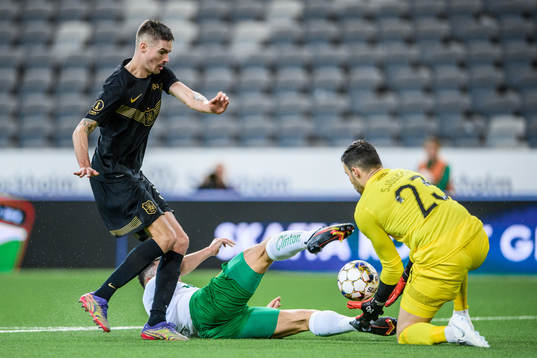 s Mikael Lustig och målvakt Budimir Janošević mot