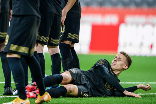 s Bojan Radulovic ligger ned i muren vid en frispark för