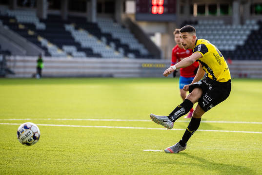 Häckens Leonardo Farah Sarin skjuter straff