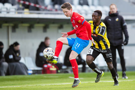 Helsingborgs Max Svensson och Häckens Benie Adama Traore