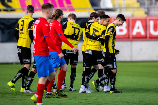 Häckens Erik Friberg jublar med lagkamrater