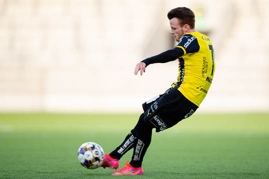Häckens Tobias Heintz med en frispark
