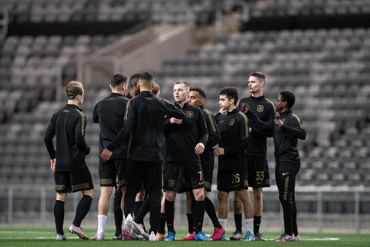 s Sebastian Larsson med lagkamrater
