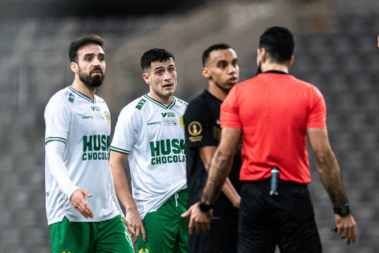 Hammarbys Abdul Khalili och Astrit Selmani reagerar på
