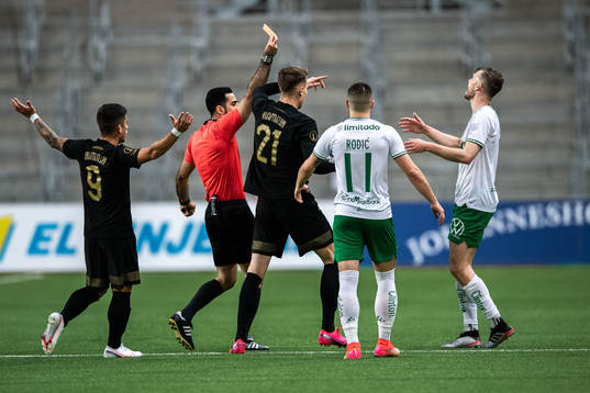 Hammarbys Richard Magyar får rött kort av domare Mohammed
