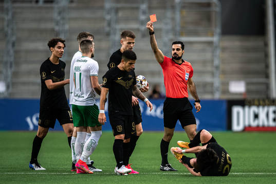 Hammarbys Richard Magyar får rött kort av domare Mohammed
